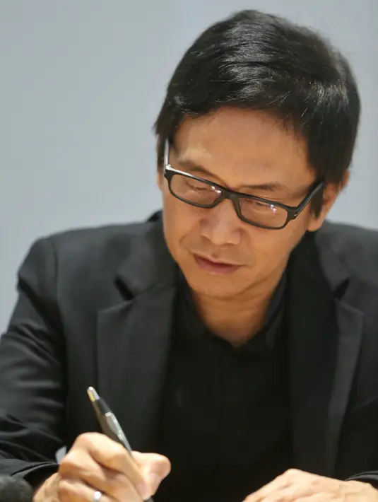 "Seperti yang saya bilang, kita mau bikin The Beatles ini sudah dari 5 tahun yang lalu enggak jadi-jadi karena berbagai macam hal. Twilite Orchestra ini sudah 25 tahun yang dipaksakan dan jadi," ujar Addie. (Adrian Putra/Bintang.com)