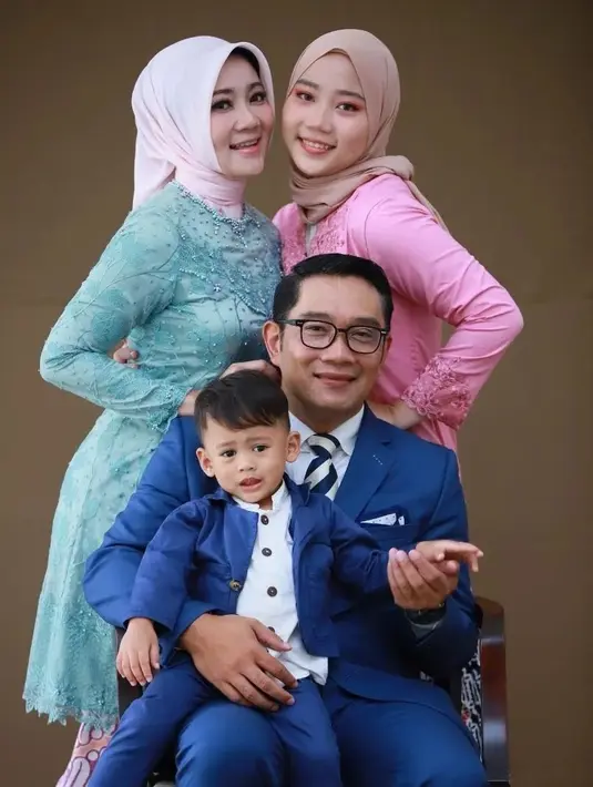 Melihat kebersamaan keluarga kecil Atalia dan Ridwan Kamil. Di sini Atalia mengenakan kebaya bernuansa biru muda, yang dipenuhi bordir dan payet. Ia padukan penampilannya dengan hijab dan batik sebagai bawahan berwarna merah muda yang masih serasi. Foto: Instagram.