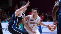 Pebasket putra Indonesia, Xaverius Prawiro (kanan) mencoba menembus kawalan pemain Korea, Seounghyun Lee pada babak penyisihan Grup A Basket Putra Asian Games 2018 di Jakarta, Selasa (14/8). Indonesia kalah 65-104. (Liputan6.com/Helmi Fithriansyah)