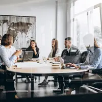 Jadwal meeting yang padat sangat dapat menguras energi dan menurunkan fokusmu, untuk menanganinya kamu dapat memulai dari memperbaiki fondasi diri. [Dok/freepik.com/senivpetro]