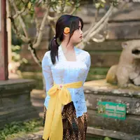 Fuji An memancarkan pesona anggun dalam balutan kebaya Bali tanpa payet sederhana. Kebaya tersebut dipadukan kain batik warna cokelat dan obi warna kuning.