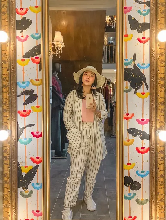 Gaya modis Dinda Kirana memang tak perlu diragukan lagi. Tak hanya modis, ia selalu berusaha tampil kekinian seperti mengikyi tren selfie mirror. Gayanya saat selfie mirror ini menunjukkan dari ujung kaki hingga kepala, Dinda terlihat begity stylish. (Liputan6.com/IG/@dindakirana.s)