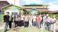 Pj Gubernur Sulbar Bahtiar Baharuddin bersama mahasiswa UGM yang melaksanakan KKN di Polman (Foto: Liputan6.com/Istimewa)