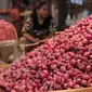 Harga bawang merah mengalami kenaikan hingga 40 persen. kenaikan harga hingga Rp 45 ribu per kg yang sebelumnya seharga Rp30 ribu per kg di Pasar Kramatjati, Jakarta, Selasa (8/3). (Liputan6.com/Angga Yuniar)