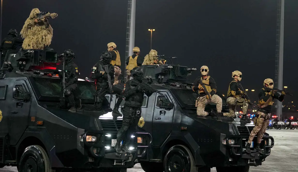 Para anggota pasukan khusus Saudi melakukan pertunjukan selama parade militer dalam persiapan pengamanan ibadah haji, di Mekah, Arab Saudi, Kamis 21 Mei 2026. (AP Photo/Altaf Qadri)