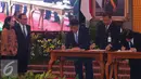 Menteri BUMN, Rini Sumarno (kiri) bersama dengan Gubernur Bank Indonesia Agus Martowardojo menyaksikan penandatanganan kerjasama lindung nilai antara corporasi BUMN dan Bank BUMN di Jakarta, Rabu (25/5). (Liputan6.com/Angga Yuniar)