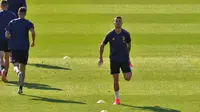 Cristiano Ronaldo melakukan pemanasan saat latihan di pusat pelatihan Juventus Continassa di Turin (22/10). Juventus akan bertanding melawan Manchester United pada lanjutan grup H Liga Champions di Old Trafford. (AFP Photo/Marco Bertorello)