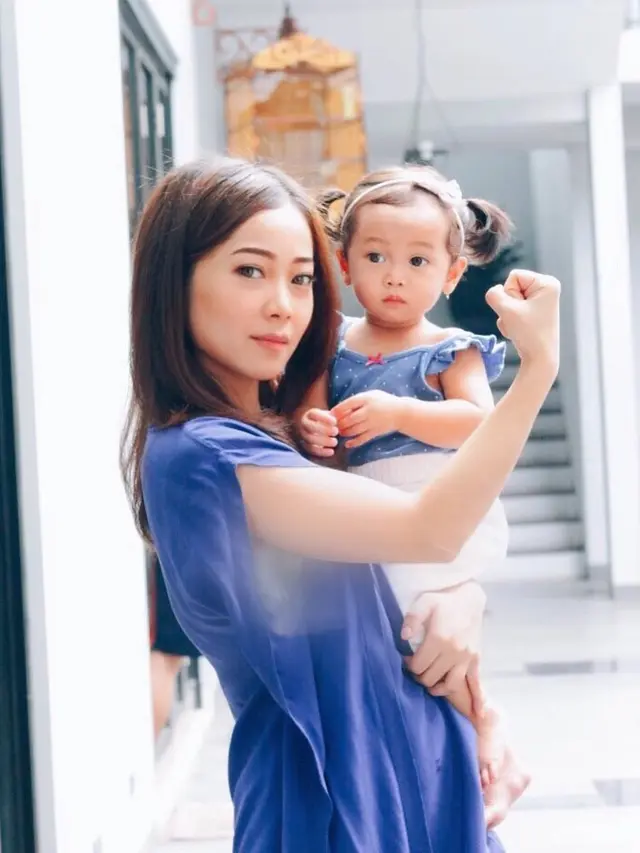 Jadi Ibu Muda, Ini 7 Potret Hangat Karina Salim saat Asuh Anak