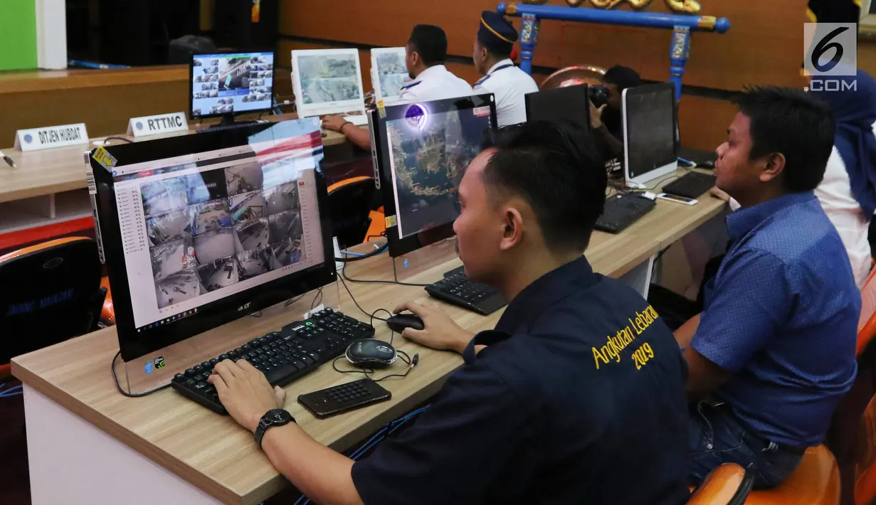 Petugas memantau CCTV jalur mudik di Posko Tingkat Nasional Angkutan Lebaran Terpadu 2019, Kantor Kemenhub, Jakarta, Selasa (28/5/2019). Posko tersebut diselenggarakan untuk memudahkan koordinasi antarinstansi dalam memantau arus mudik dan arus balik. (Liputan6.com/Angga Yuniar)