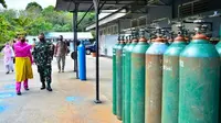 Gubernur Riau Syamsuar mengecek persediaan oksigen di rumah oksigen gotong royong Lanud Roesmin Nurjadin Pekanbaru. (Liputan6.com/Diskominfo Riau)