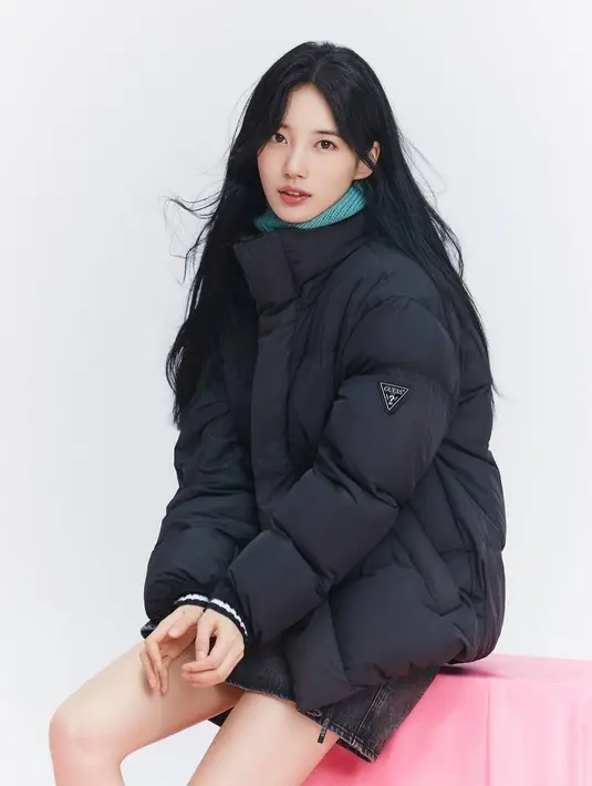 Rambut panjang dengan belahan pinggir bikin penampilan Bae Suzy terlihat mahal [@skuukzky]