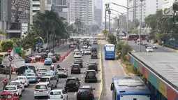 Kendaraan melintas di Jalan Jenderal Sudirman, Jakarta, Minggu (14/10). Kepala BPTJ Bambang Prihantono membenarkan sistem ganjil genap diperpanjang hingga 31 Desember 2018. (Liputan6.com/Immanuel Antonius)