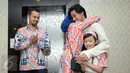 Anisa Trihapsari memeluknya anaknya, Muhammad Rafi saat acara Ulang Tahun ke-17, Jakarta, Sabtu  (24/12). Dua ayahnya hadir dalam acara tersebut yaitu Adjie Pangestu dan Sultan Djorghi. (Liputan6.com/Herman Zakharia)