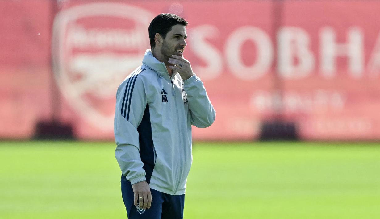Pelatih Arsenal, Mikel Arteta menyatakan bahwa dalam sesi latihan harus memiliki elemen yang berbeda. Hal Itu harus terkait dengan pesan dan kompromi serta komitmen yang telah dibuat oleh tim. (AFP/Glyn Kirk)