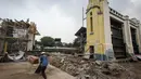 Suasana pengerjaan proyek pembangunan Pintu Air Manggarai, Jakarta, Kamis (13/11/2014). (Liputan6.com/Faizal Fanani)