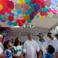 Menteri Pendidikan & Kebudayaan, Anies Baswedan didampingi Dirut Bank bjb Ahmad Irfan melepas balon jelang peringatan Hari Pendidikan Nasional di Senayan, Jakarta, Minggu (24/04). (Liputan6.com/Fery Pradolo) 