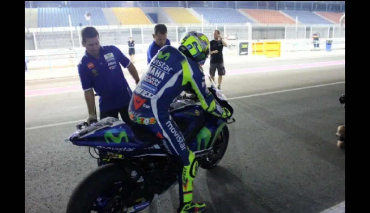 Valentino Rossi bersiap memulai sesi tes pramusim MotoGP hari pertama di Sirkuit Losail, Qatar, Rabu (2/3/2016) waktu setempat. (Bola.com/Twitter)