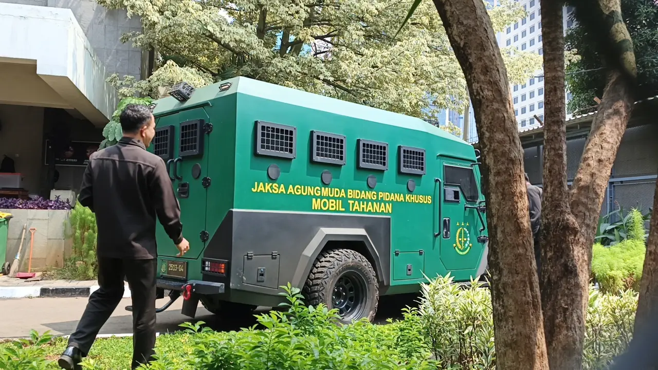 Tim 9 Kejagung jemput Febrie Adriansyah. (Liputan6.com/Dimas Wicaksana)