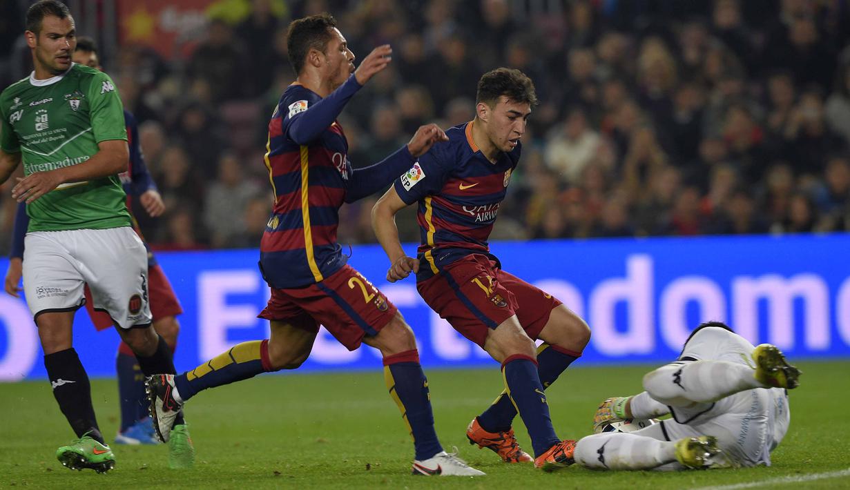 Pemain Barcelona, Munir El Haddadi (tengah) berebut bola dengan kiper Villanovense, Jose Fuentes pada laga Copa del Rey (King's Cup) di Stadion Camp Nou, Barcelona, Kamis (3/12/2015).  (AFP Photo/Lluis Gene)