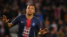 Striker PSG, Kylian Mbappe, merayakan gol yang dicetaknya ke gawang Monaco pada laga Liga Prancis di Stadion Parc des Princes, Paris, Minggu (21/4). Mbappe dinobatkan jadi pemain terbaik Liga Prancis. (AFP/Franck Fife)