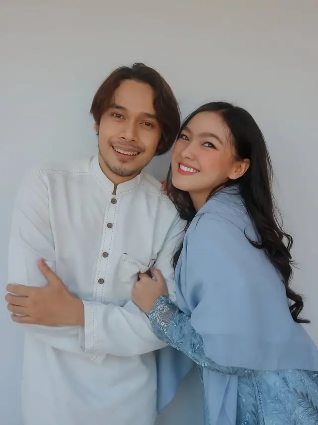 Hamil Anak Pertama, Ini 6 Momen Mesra Ana Riana dan Sang Suami