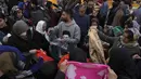 Seorang pedagang kaki lima menjajakan pakaian di bazaar bersejarah tua Teheran, Iran, Minggu (26/2/2023).  Mata uang Iran anjlok hingga rekor terendah akibat berlanjutnya demonstrasi anti pemerintah dan sanksi ekonomi dunia internasional. (AP Photo/Vahid Salemi)