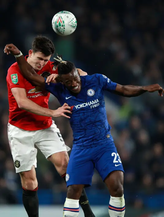 Bek Manchester United, Harry Maguire berebut bola dengan pemain Chelsea Michy Batshuayi dalam babak keempat Carabao Cup di Stamford Bridge, Rabu (30/10/2019). MU melaju ke perempat final Carabao Cup setelah membekuk Chelsea 2-1. (AP/Ian Walton)