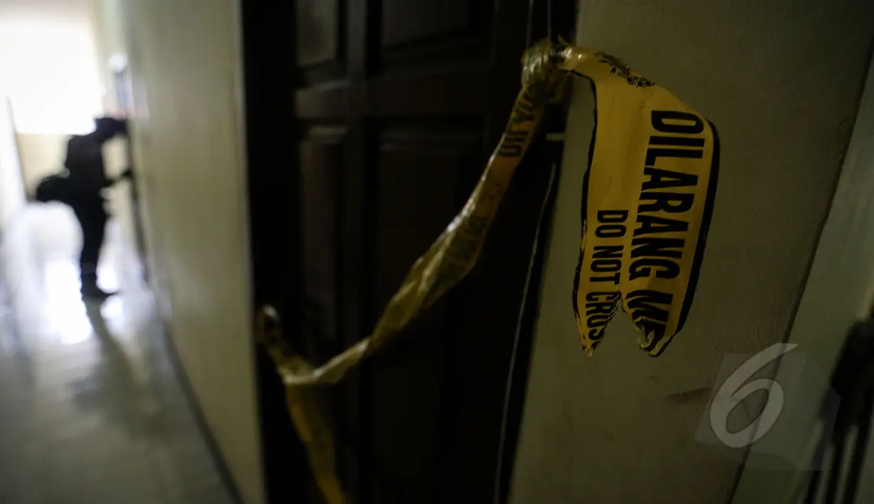 Pintu kamar kos tempat terbunuhnya Deudeuh Alfisahrin telah diberi garis polisi, Jakarta, Rabu (15/4/2015). Rumah kos Boarding House di kawasan Tebet tampak sepi pasca terbunuhnya Deudeuh. (Liputan6.com/Faizal Fanani)