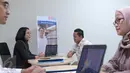 Nasabah mengajukan persyaratan kredit di BNI Tanah Abang, Jakarta, Rabu (24/2). KUR BNI sejak Januari 2016 hingga 4 Februari 2016 sudah hampir 2500 debitur. (Liputan6.com/Angga Yuniar)