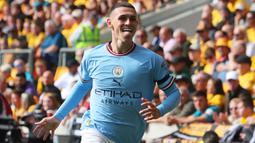 Phil Foden. Gelandang tengah Manchester City, Phil Foden melakukan selebrasi setelah mencetak gol ketiga timnya ke gawang Wolverhampton dalam laga pekan ke-8 Liga Inggris 2022/2023 di Molineux Stadium (17/9/2022). Hingga kini ia telah mencetak 7 gol dan 3 assist dari total 18 laga di Liga Inggris. Bersama Erling Haaland, keduanya menjadi mesin gol The Citizens di Liga Inggris musim ini. (AFP/Geoff Caddick)