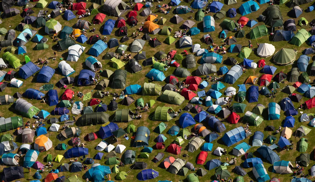 Pemandangan udara menunjukkan deretan tenda di lokasi kemah Festival Glastonbury, Worthy Farm, Somerset, Inggris, Kamis (27/6/2019). Festival Glastonbury sudah diselenggarakan sejak tahun 1970. (Aaron Chown / PA Wire (/ PA via AP)