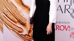 Lena Dunham tampil mencuri perhatian saat menghadiri CFDA Fashion Awards  di Manhattan, New York, Senin (6/6). Aktris bertubuh sintal itu tampil unik dengan sepasang sandal bentuk kelinci lengkap dengan bulu-bulu halus. (REUTERS/Andrew Kelly)