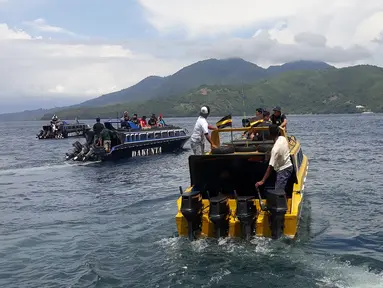 Skuad Malut United diangkut beberapa speed boat untuk menuju ke Tidore, Maluku Utara. (Bola.com/Okie Prabhowo)