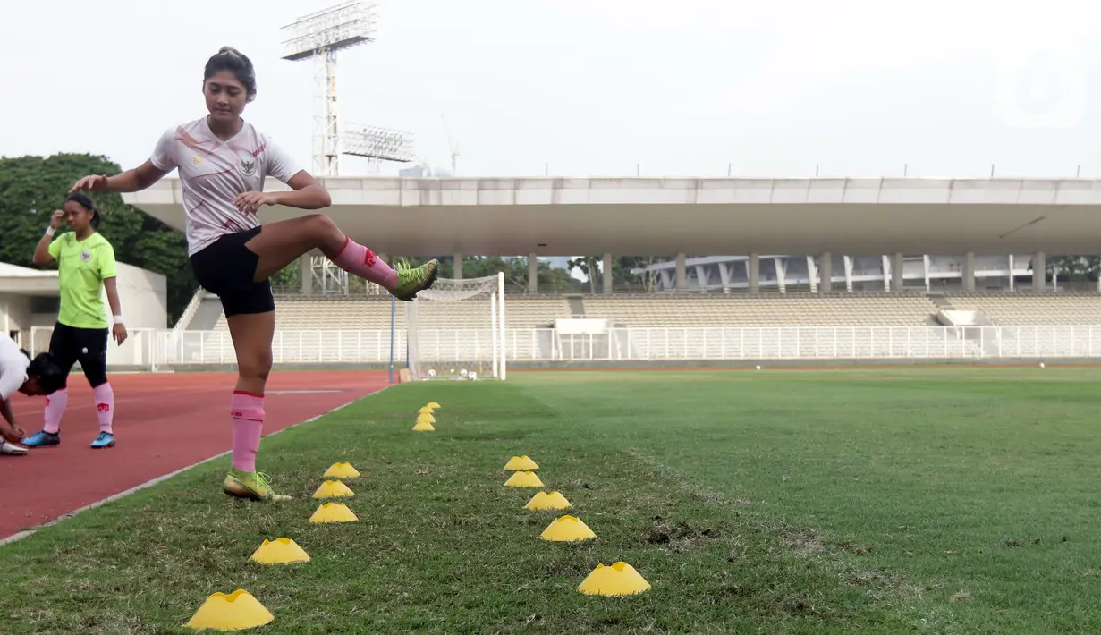 Pemain Timnas putri Indonesia, Zahra Muzdalifah melakukan pemanasan jelang latih tanding melawan tim putri Persib di Stadion Madya, Kompleks Gelora Bung Karno, Jakarta, Kamis (13/1/2022). Latih tanding ini persiapan untuk berlaga di ajang Piala Asia Wanita 2022. (Liputan6.com/Helmi Fithriansyah)