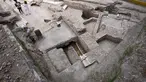 Orang-orang berjalan di lokasi penggalian teater kaisar Romawi kuno Nero, abad ke-1 M, dengan latar belakang gereja Santo Spirito di Sassia, saat pratinjau pers, di Roma, Italia, Rabu (26/7/2023). (AP Photo/Andrew Medichini)