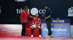 Putri KW takluk dalam pertandingan rubber gim dengan skor 17-21, 21-19, dan 17-21. (Bola.com/M Iqbal Ichsan)