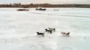 Peserta memacu troika selama bersaing dalam balapan kuda Ice Derby di Sungai Yenisei yang membeku, Krasnoyarsk, Rusia (16/3). Ice Derby merupakan kejuaraan balap kuda amatir yang berlangsung setiap akhir musim dingin. (Reuters/Ilya Naymushin)