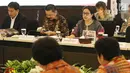 Menko PMK, Puan Maharani memimpin rapat persiapan Sea Games 2017 Kuala Lumpur di Kemenko PMK, Jakarta Pusat, Jumat (14/7). Sebagaimana diketahui, Sea Games 2017 akan berlangsung pada Agustus mendatang di Kuala Lumpur (Liputan6.com/Angga Yuniar)