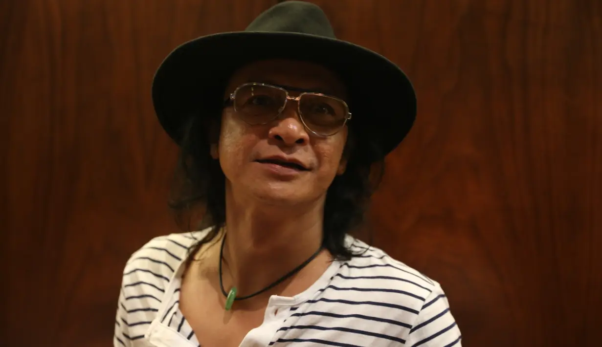 "Tadinya rencananya bulan September dia ke sini. Tapi ternyata tidak bisa karena dia lagi bekerja. Jadi secepatnya saya seharusnya ke sana, tapi saya pun tidak di sini jadwalnya masih wuah... Jadi saya nunggu liburan, libur yang cocok," ujar Andi.