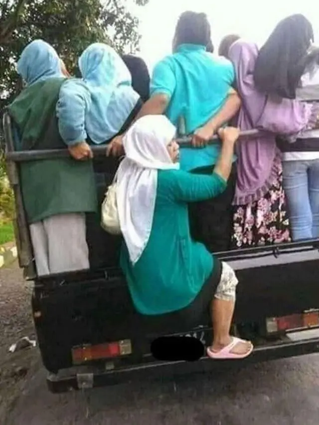 Kumpulan Potret Ibu-Ibu Nekat Naik Pikap, Bikin Deg-degan Orang yang Melihatnya (ist)