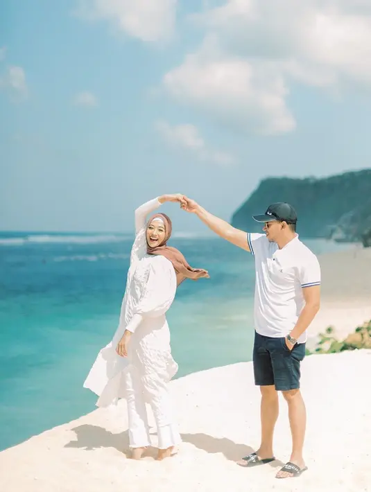 Dalam momen liburannya, Poppy Bunga pun unggah momen bahagia saat ia bermesraan dengan suami. Jalani tahun pernikahan, tentu momen liburan bersama bersama suami dan anak pun menjadi salah satu momen membahagiakan. (Liputan6.com/IG/@poppybungariphat)