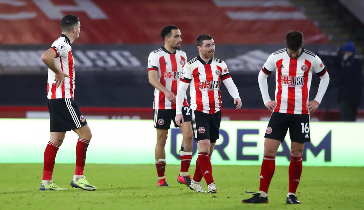 Para pemain Sheffield United tertunduk lesu usai ditaklukkan Leicester City pada laga Liga Inggris di Stadion Brammall Lane, Minggu (6/12/2020). Leicester City menang dengan skor 2-1. (Nick Potts, Pool via AP)