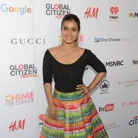 Kajol tampak begitu bahagia berfoto bersama wanita-wanita kuat di India. (AFP/Bintang.com)
