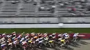 Satu peloton pebalap sepeda saat bertanding dalam nomor sepeda jalan raya pria dalam Olimpiade Tokyo 2020 di Fuji International Speedway, Oyama, Jepang, Sabtu (24/7/2021). (Foto: AFP/Jeff Pachoud)