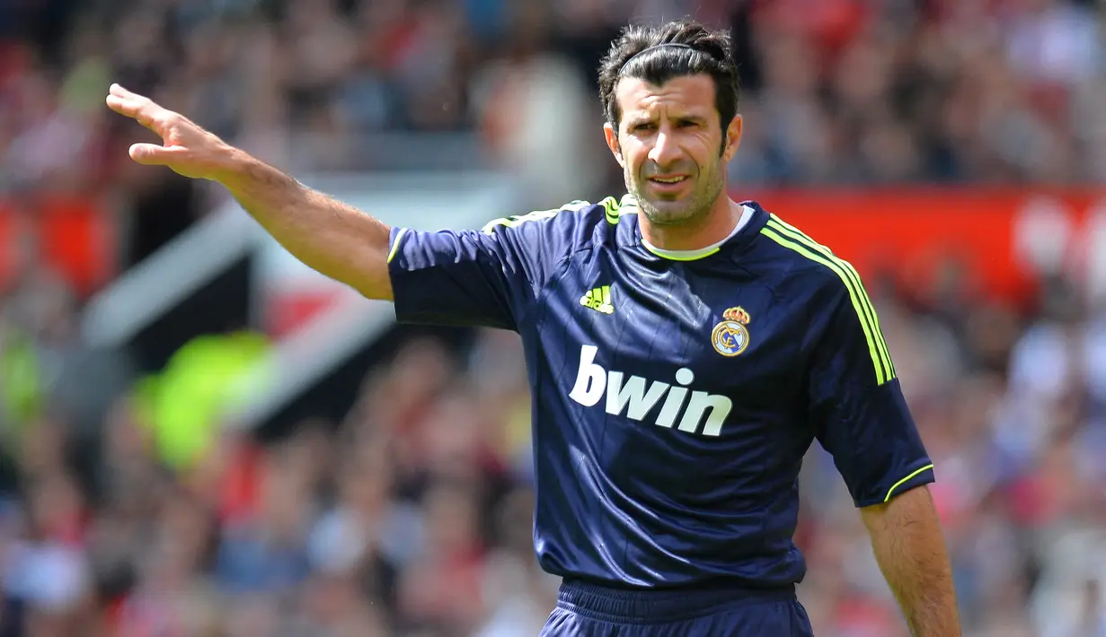 Luis Figo - Legenda sepak bola Portugal ini telah menorehkan tinta emas di Real Madrid. Selain berhasil mempersembahkan trofi liga Champions, Ia juga mampu menyumbang 16 gol untuk El Real. (AFP/Andrew Yates)