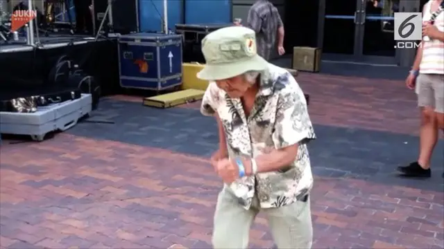 VIDEO: Ngakak, Nenek Asyik Joget di Konser Musik Rock