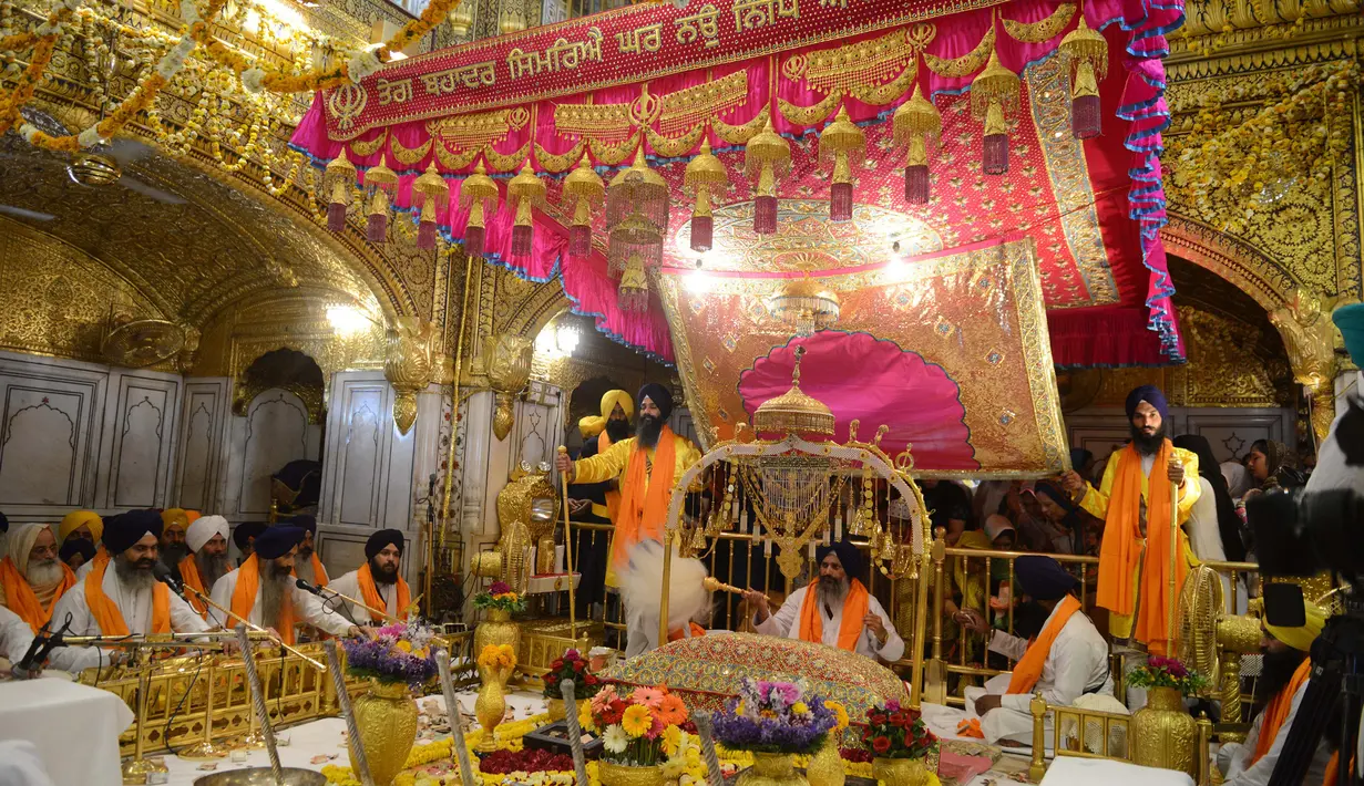Pendeta Sikh India Maan Singh menggelar ritual saat perayaan ulang tahun ke 397 Guru Sikh Kesembilan di Kuil Emas di Amritsar, India (5/4). (AFP/Narinder Nanu)