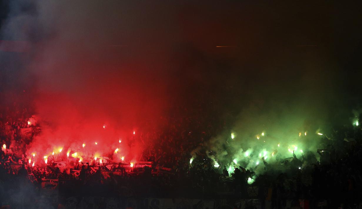 Aksi fans St.-Etienne menyalakan flare saat timnya melawan Manchester United pada leg pertama babak 32 besar Liga Europa Old Trafford stadium, Manchester, (16/2/2017).  (AP/Dave Thompson)