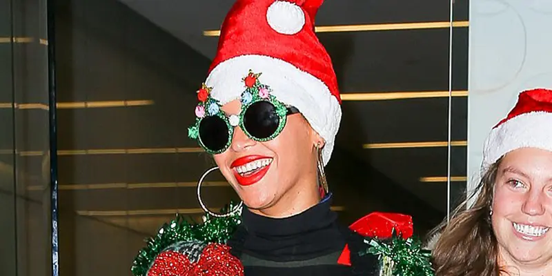 20151214-Penampakan Beyonce Berubah Jadi Pohon Natal Berjalan-New York