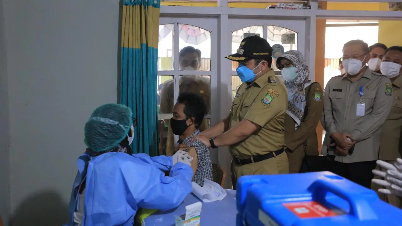 Wali Kota Tangerang Arief R Wismansyah saat meninjau vaksinasi Covid-19.